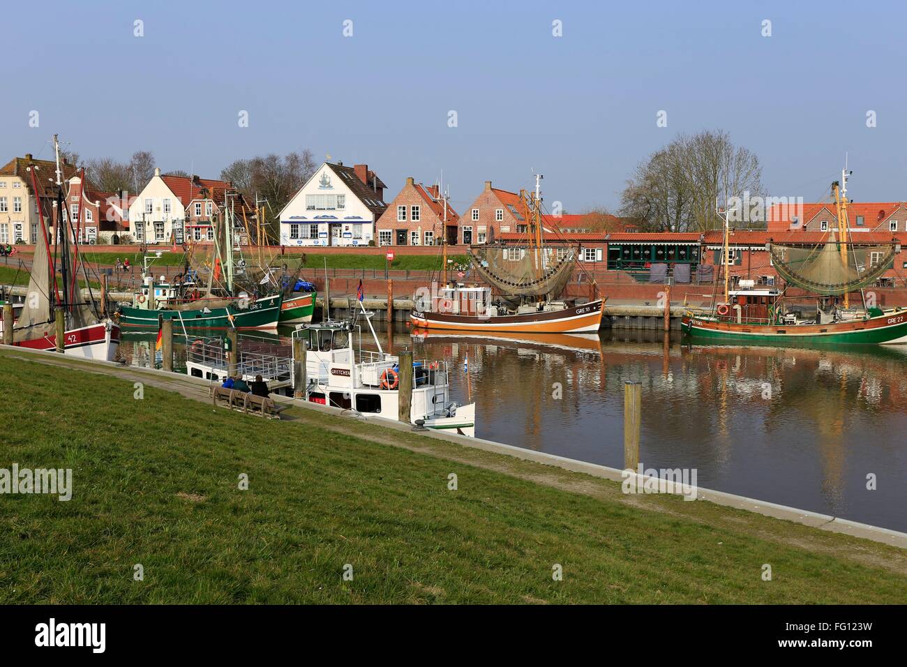 Le port de Greetsiel. Dans le port se trouvent des bateaux de pêche, la faucheuse et les bateaux de sport. Greetsiel revient sur un plus de 650 ans d'histoire. Greetsiel, Site du patrimoine mondial de l'mer des Wadden, Frise orientale, Basse-Saxe, Allemagne, Europe photo : 04.10.2015 Banque D'Images