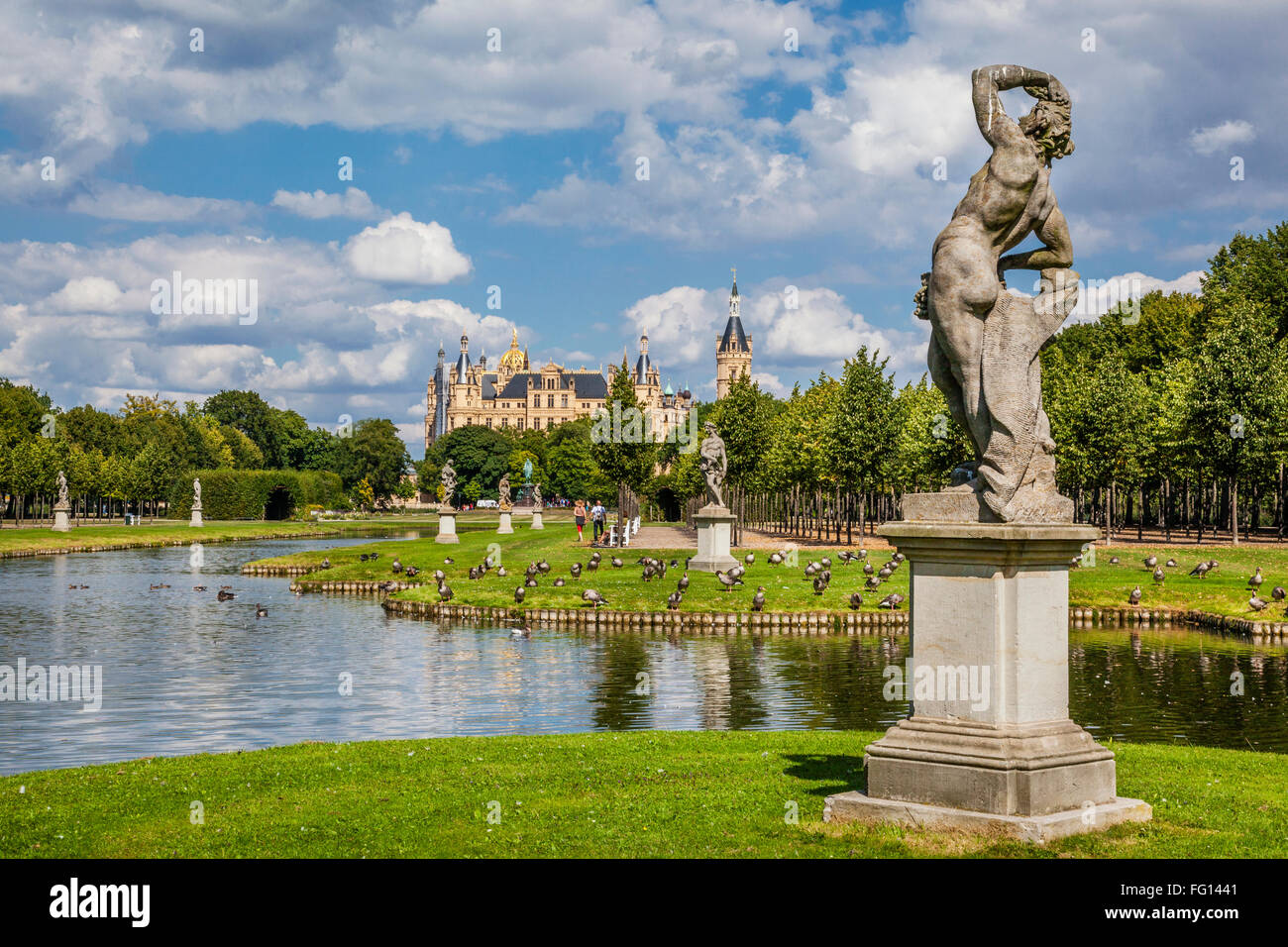 Allemagne, Mecklenburg-Vorpommern, Schwerin Palace, vue sur le Palais des jardins avec des sculptures de Baltasar Permoser (1675 - 1713) Banque D'Images