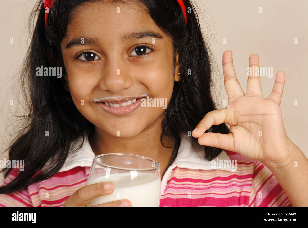 South Asian Indian girl holding verre de lait , Inde M.# 152 Banque D'Images