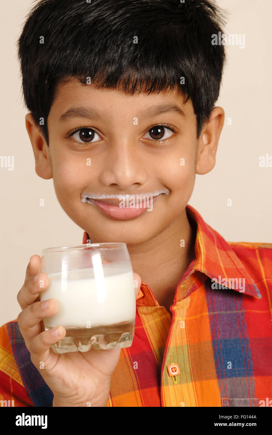 Les Indiens de l'Asie du Sud boy holding verre de lait , Inde M.# 152 Banque D'Images