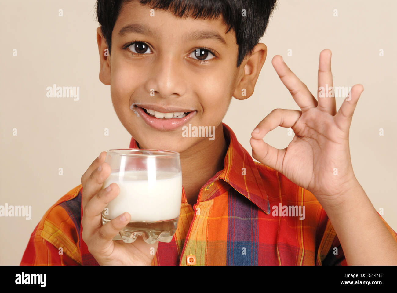 Les Indiens de l'Asie du Sud boy holding verre de lait montrant beau geste , Inde M.# 152 Banque D'Images