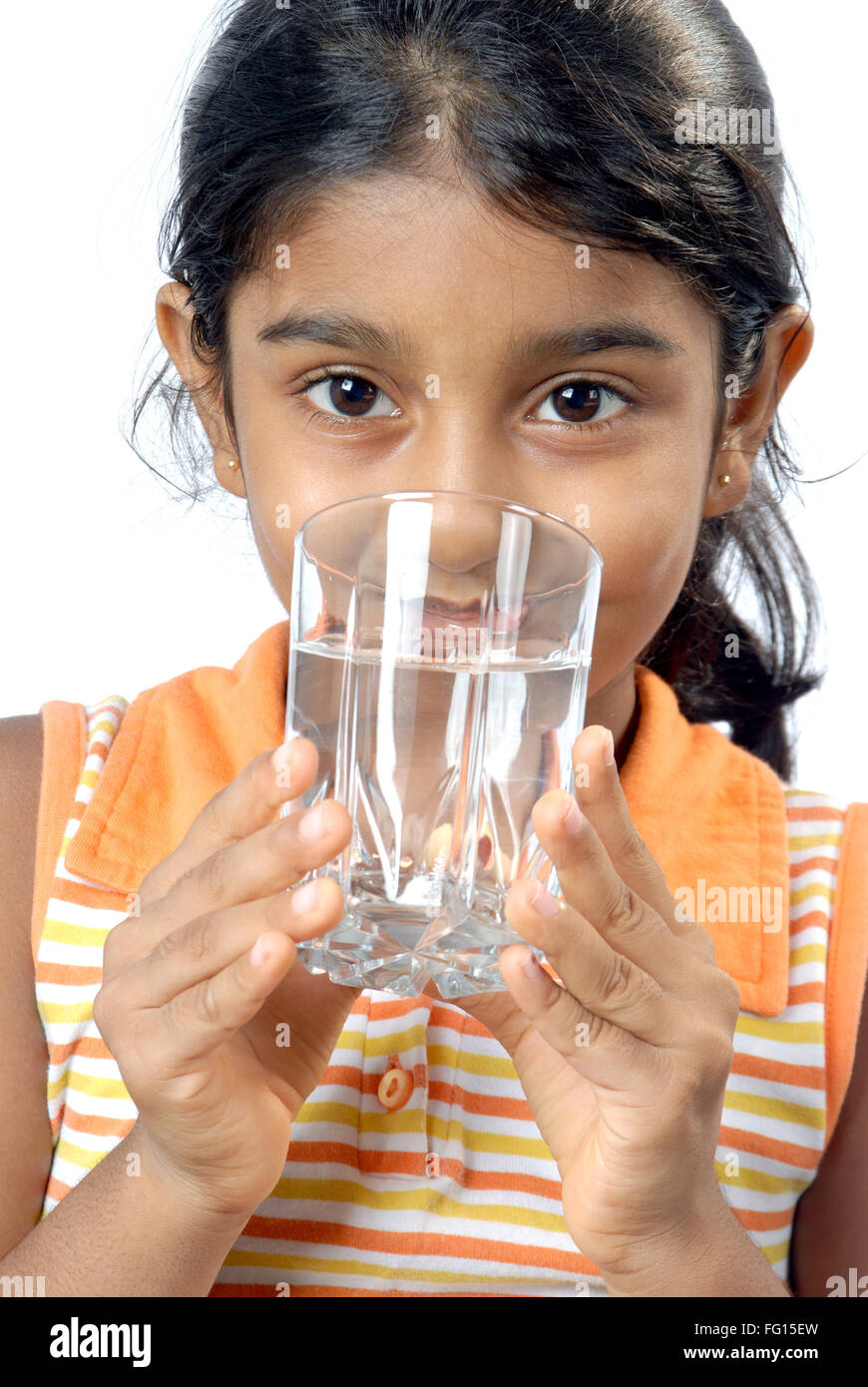 South Asian Indian girl holding glass pleine d'eau minérale et de boire M.# 152 Banque D'Images
