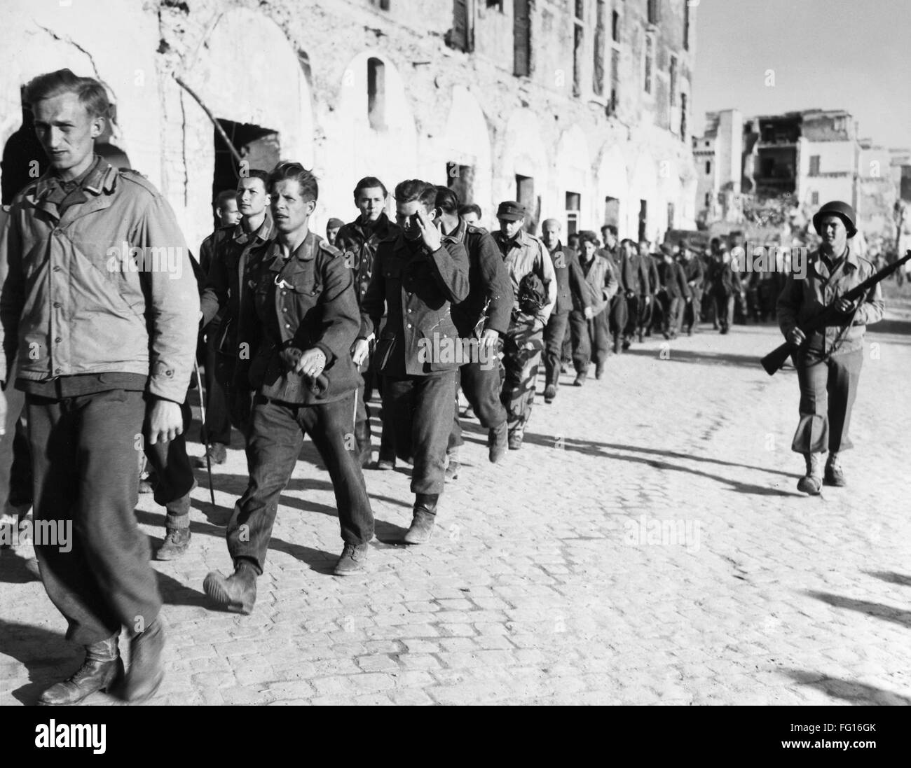 La DEUXIÈME GUERRE MONDIALE LES PRISONNIERS DE GUERRE. /NGerman