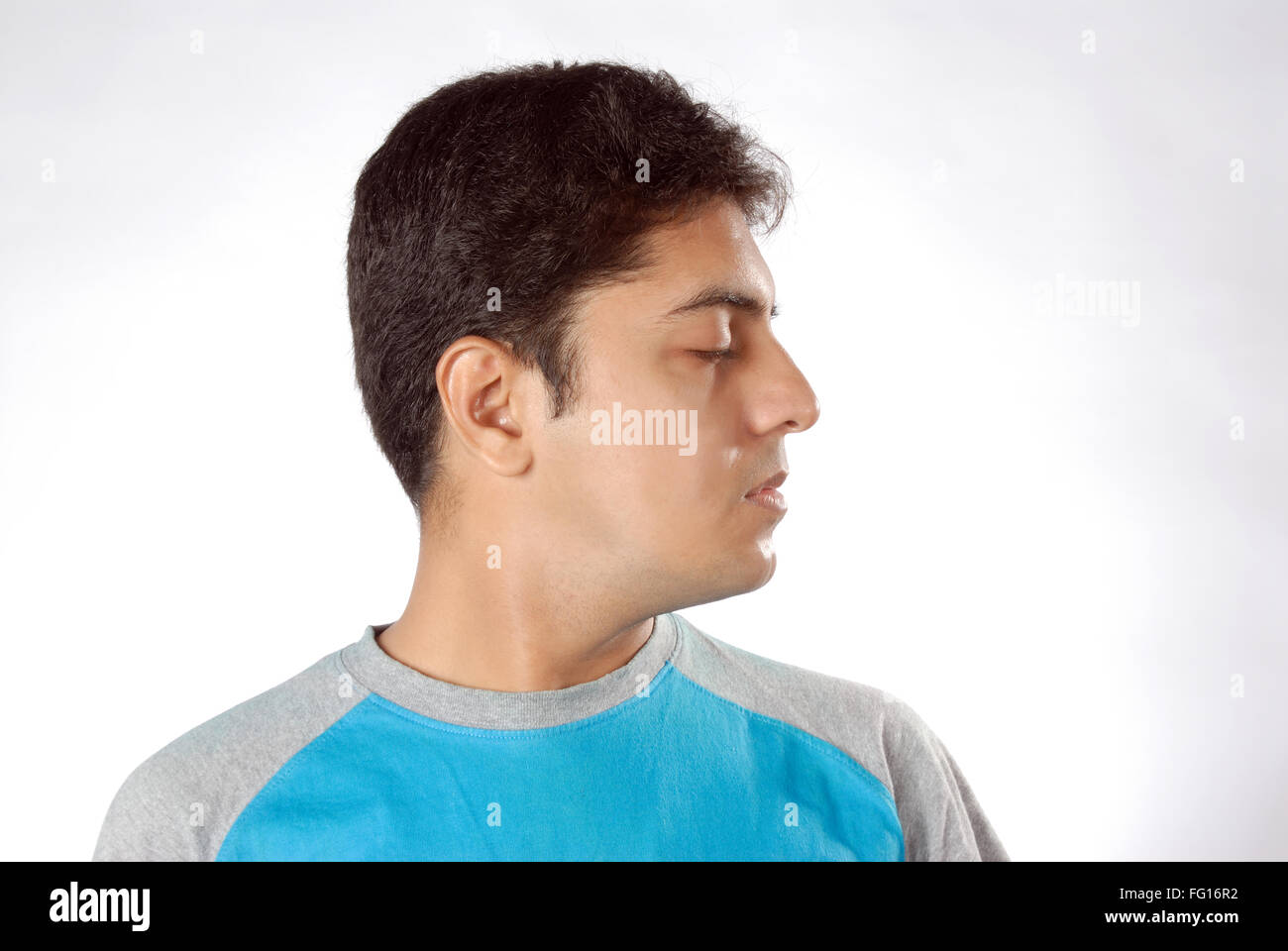 Les Indiens de l'Asie du Sud homme faire de l'exercice fermer les yeux se tournent vers le côté gauche M. n° 628 Banque D'Images