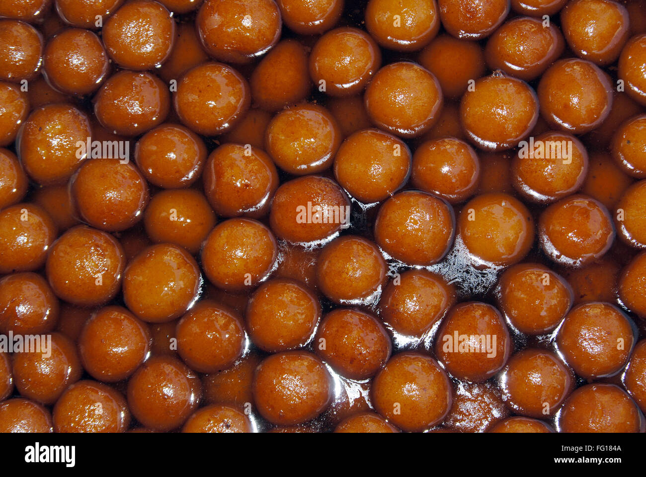 Sweet , doux , indienne Jamun Gulab , boule de couleur chocolat , fait de la MAVA , au fond d'une eau Sucre Banque D'Images