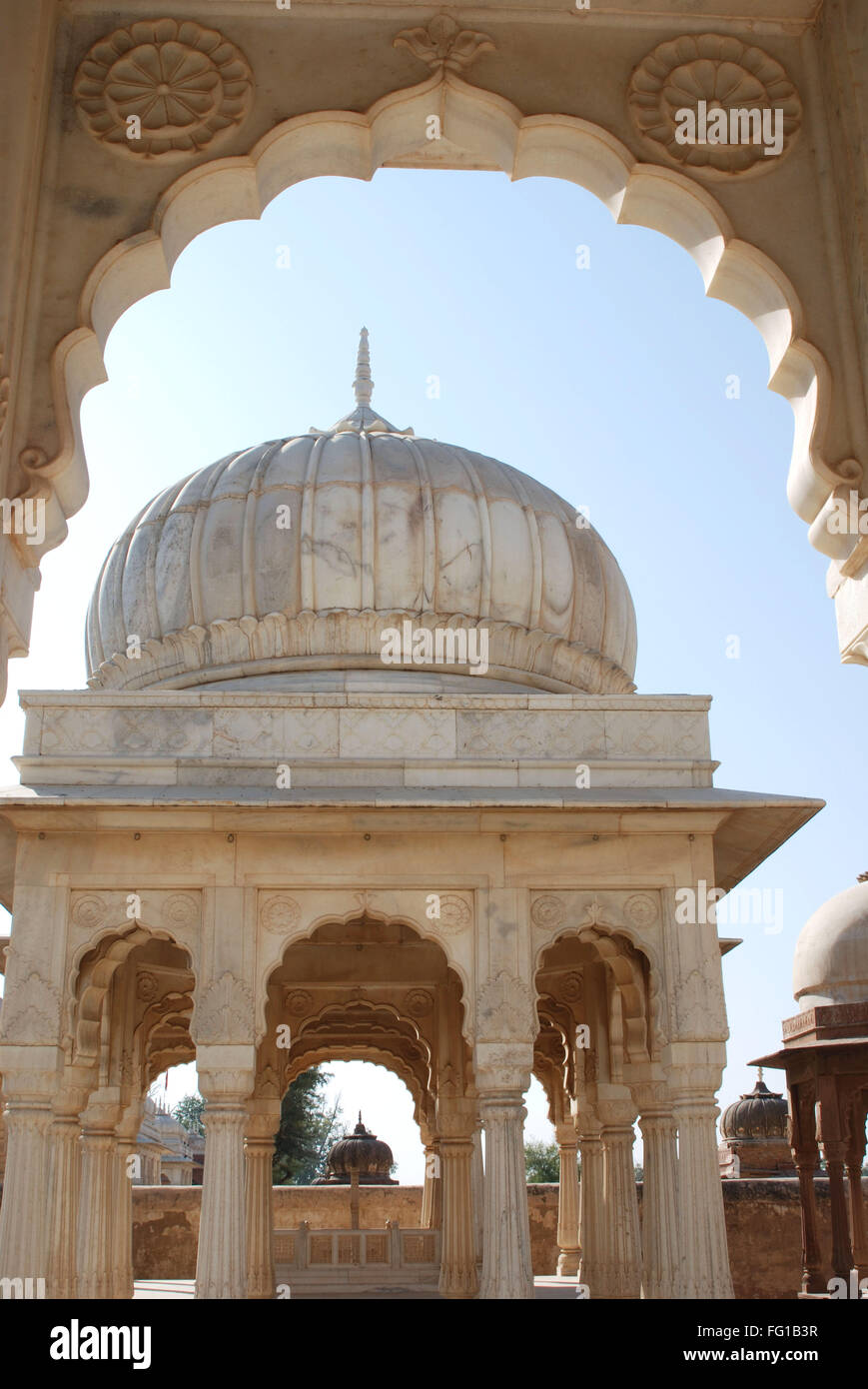 Chhatri dans cadre , crématorium royal , Bikaner , Rajasthan , Inde Banque D'Images