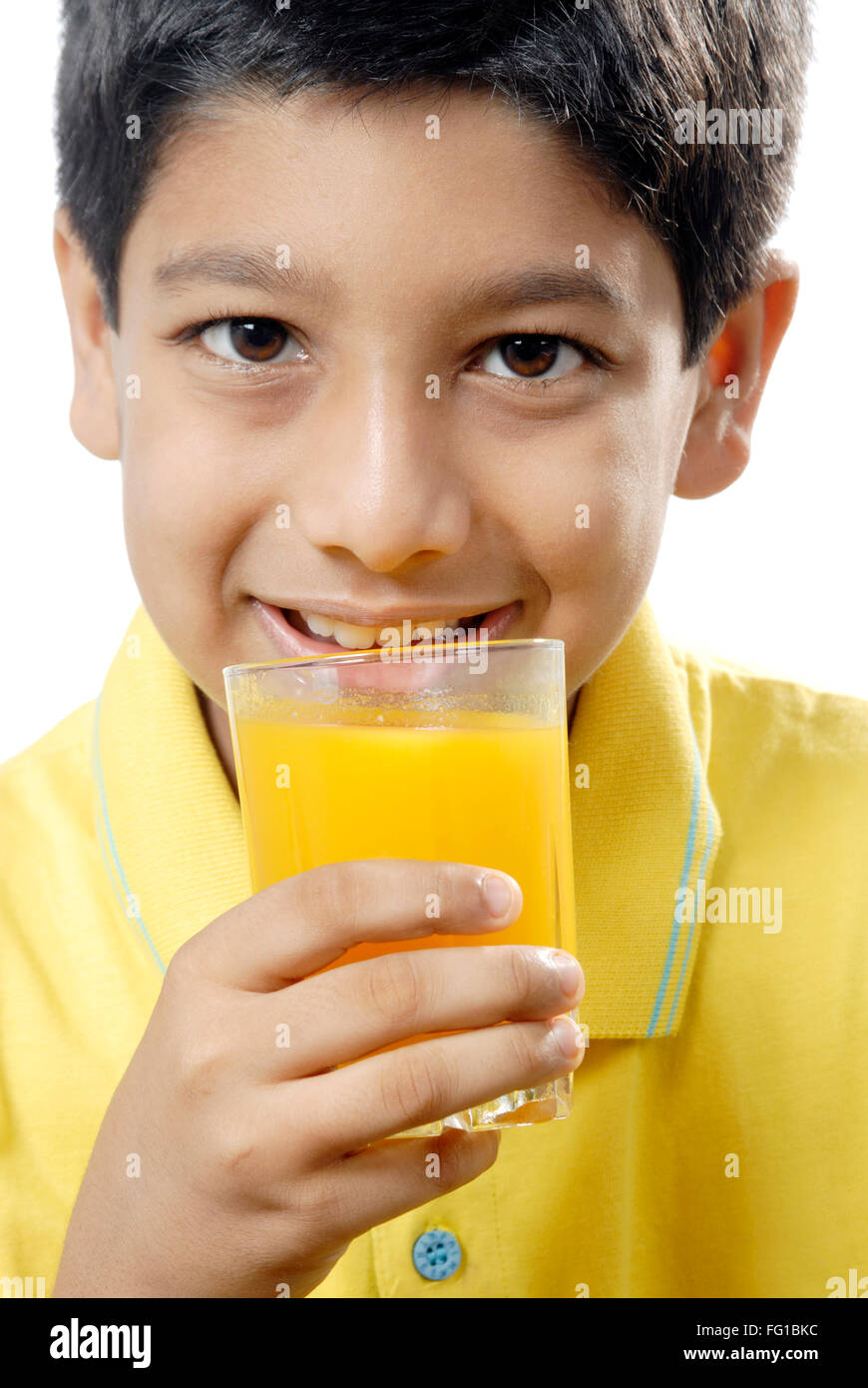 Jeune garçon tenant un verre de jus de mangue à la main MR# 152 Banque D'Images