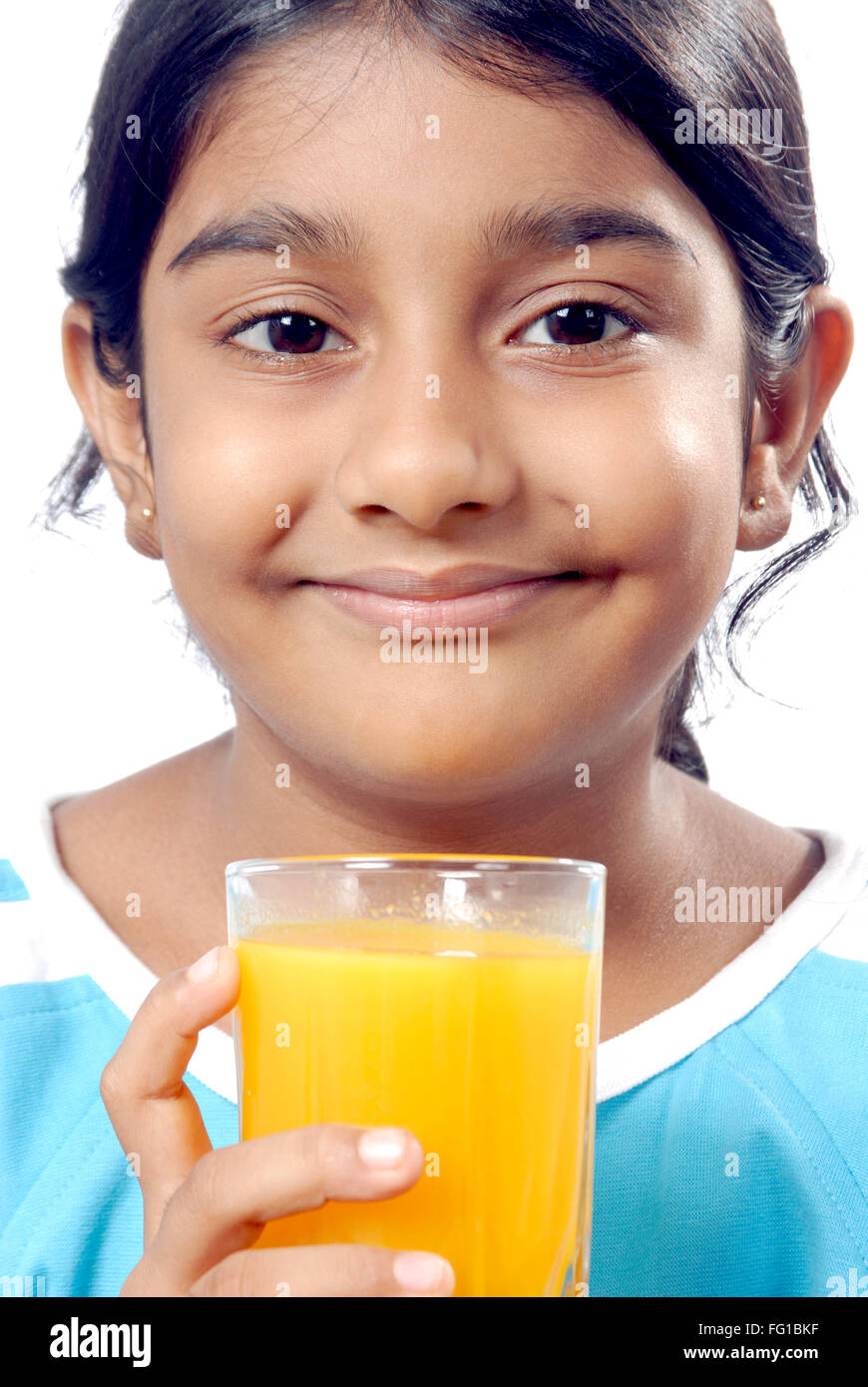 Young Girl holding verre de jus de mangue à la main MR# 152 Banque D'Images