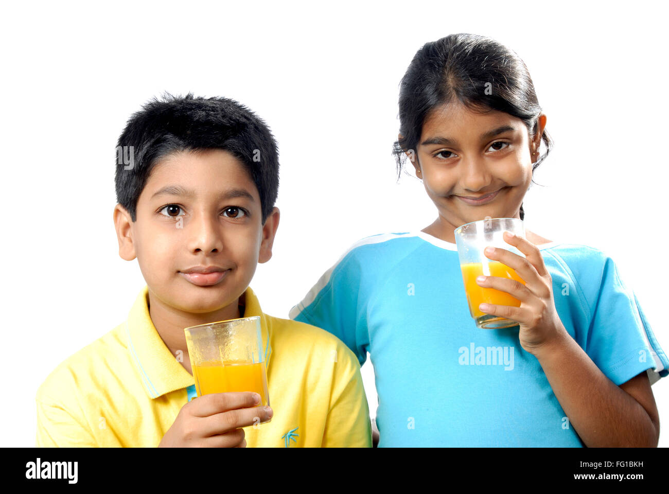 Young boy and girl holding verre de jus de mangue à la main MR# 152 Banque D'Images