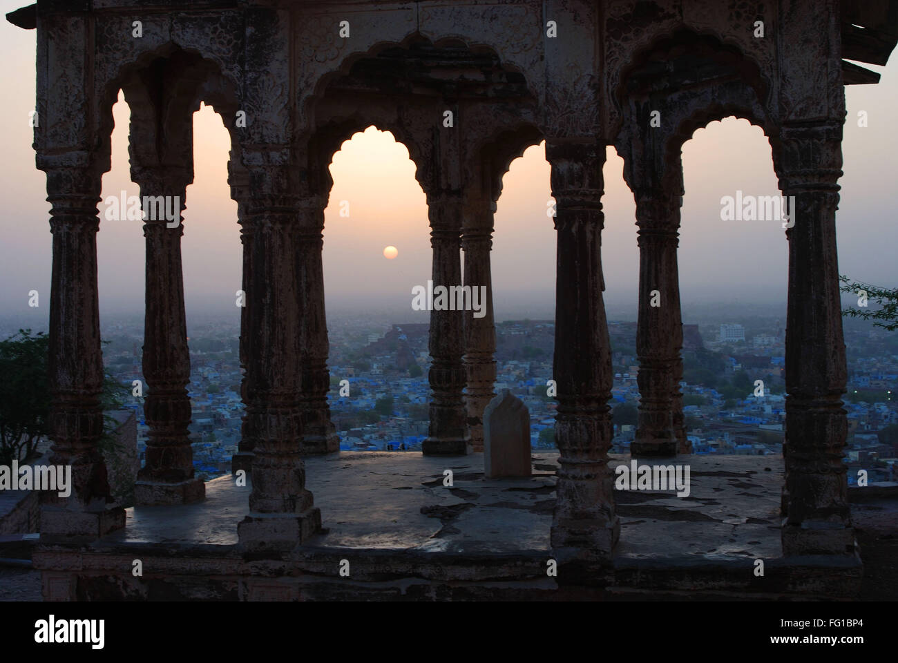 Lever du soleil à Sun City par de vieux chhatri , Jodhpur , Rajasthan , Inde Banque D'Images
