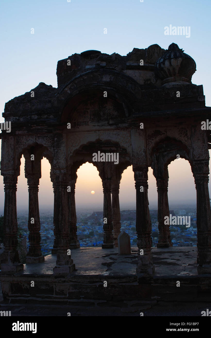 Lever du soleil à Sun City par de vieux chhatri , Jodhpur , Rajasthan , Inde Banque D'Images