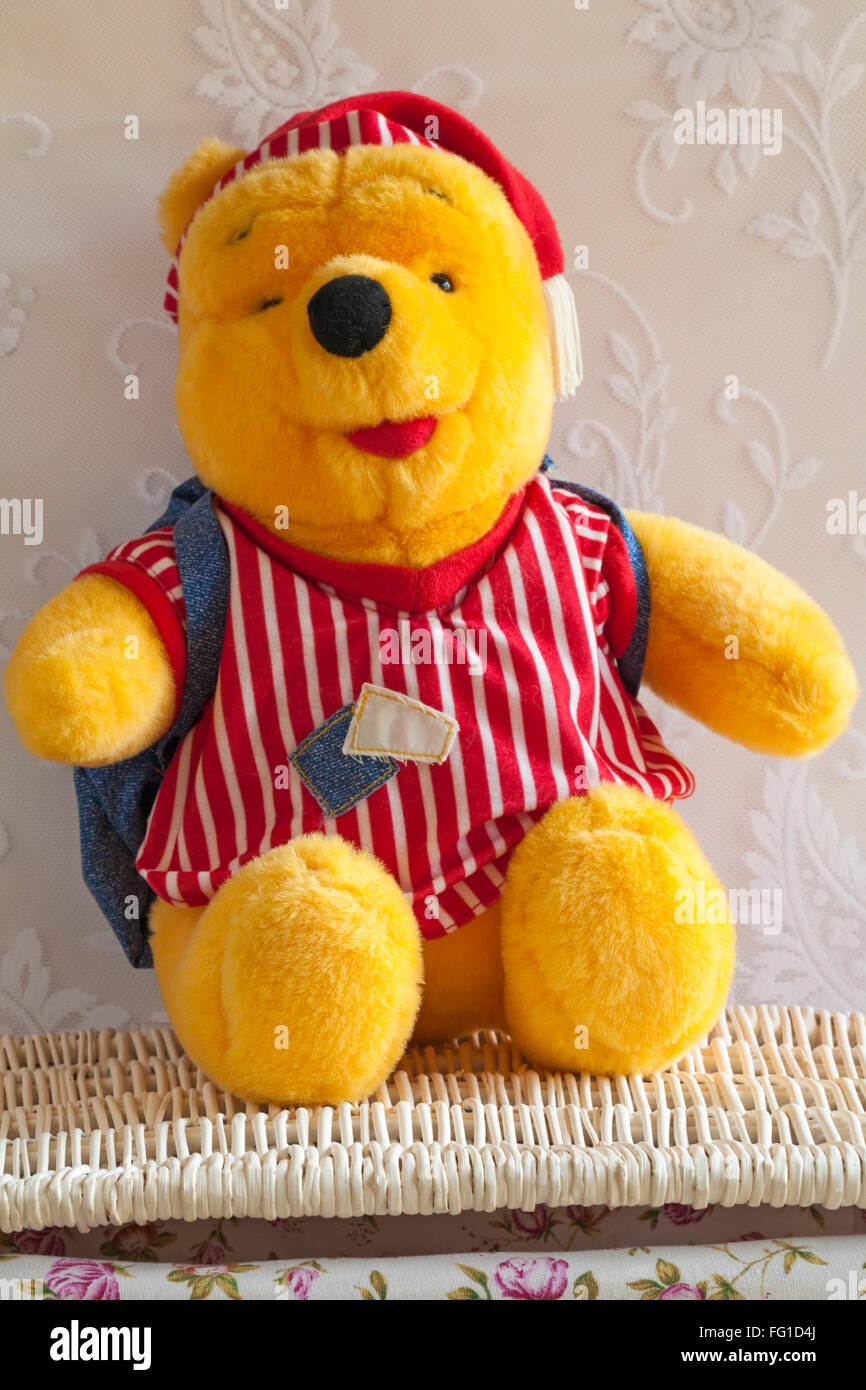 Winnie l'ourson en peluche doux ours assis sur panier en osier Banque D'Images