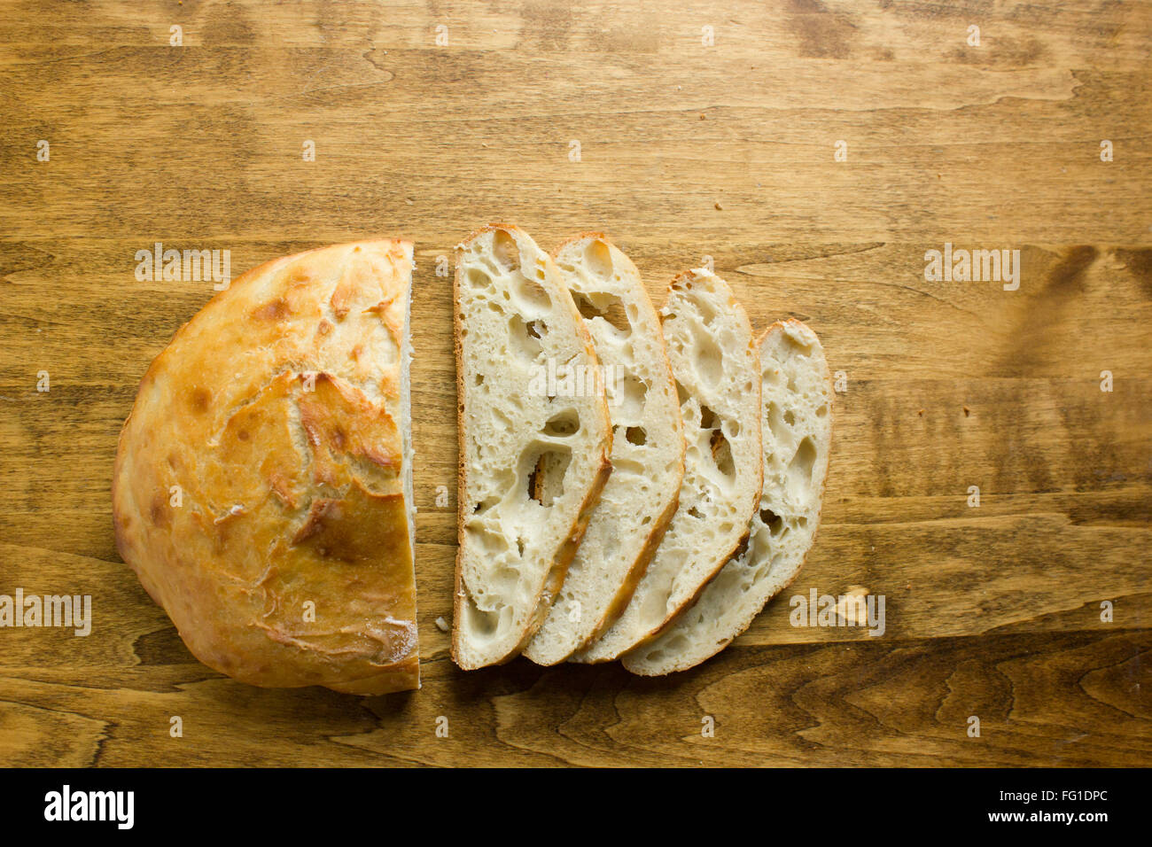 Une ronde, brun doré miche de pain artisanal fait maison. Banque D'Images