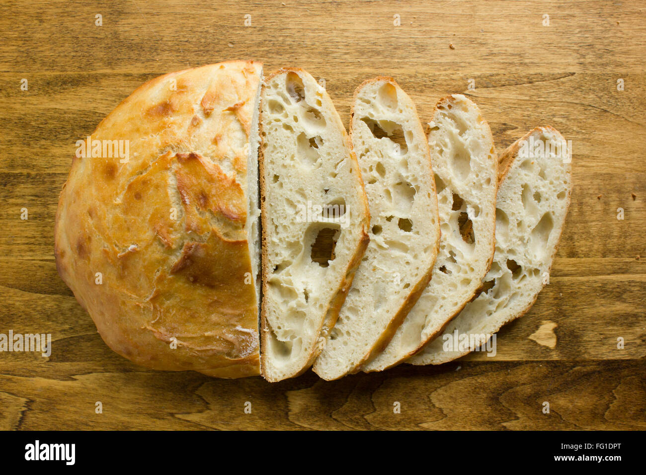 Une ronde, brun doré miche de pain artisanal fait maison. Banque D'Images