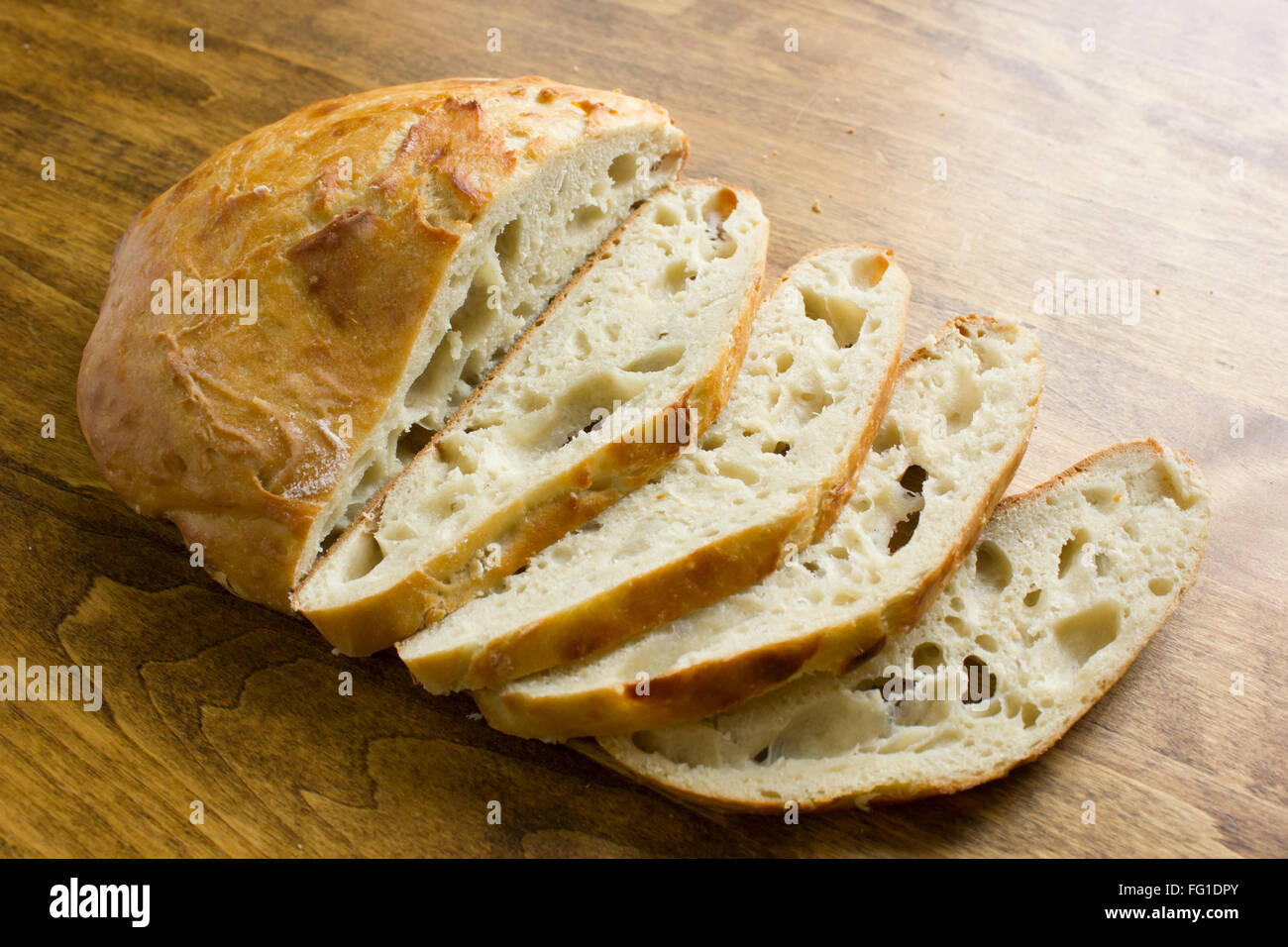 Une ronde, brun doré miche de pain artisanal fait maison. Banque D'Images