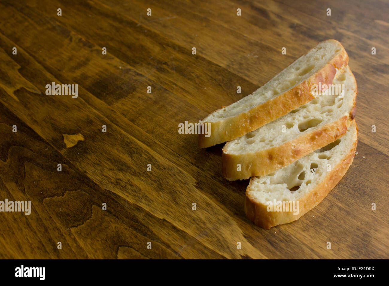 Une ronde, brun doré miche de pain artisanal fait maison. Banque D'Images