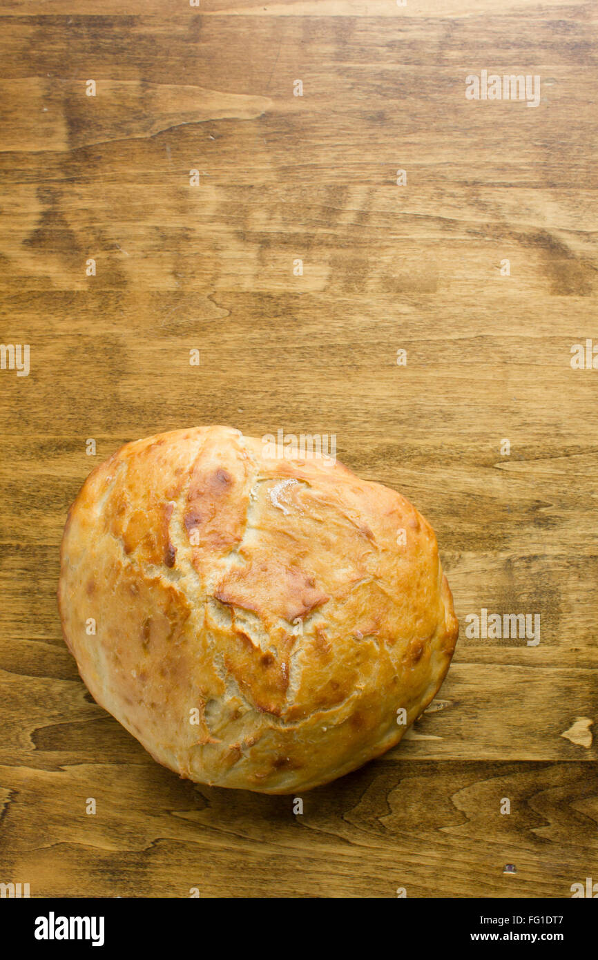 Une ronde, brun doré miche de pain artisanal fait maison. Banque D'Images