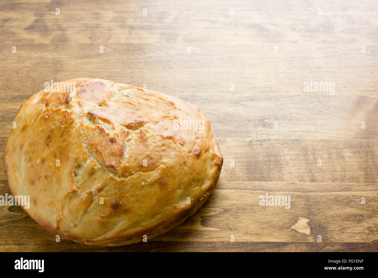 Une ronde, brun doré miche de pain artisanal fait maison. Banque D'Images