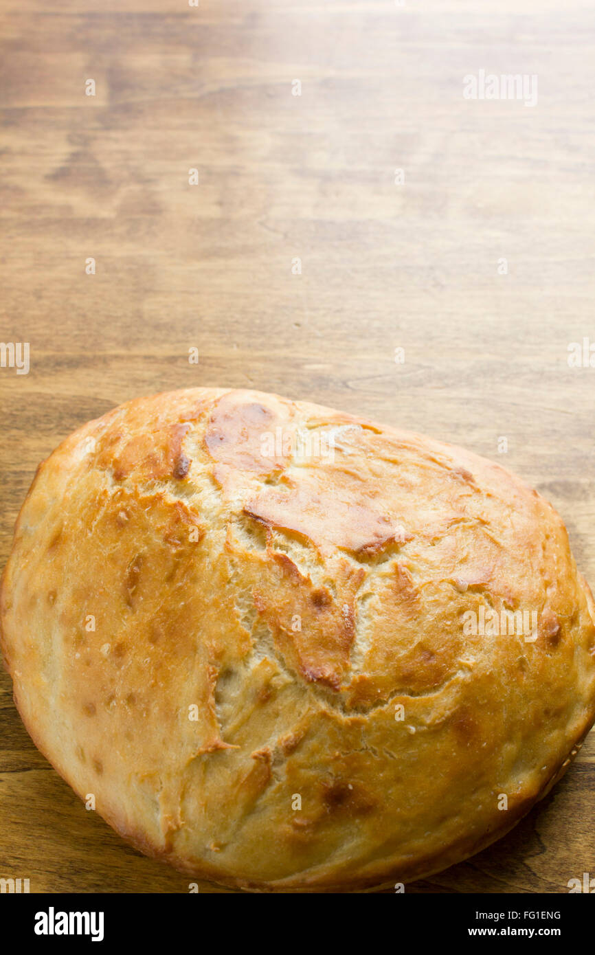 Une ronde, brun doré miche de pain artisanal fait maison. Banque D'Images