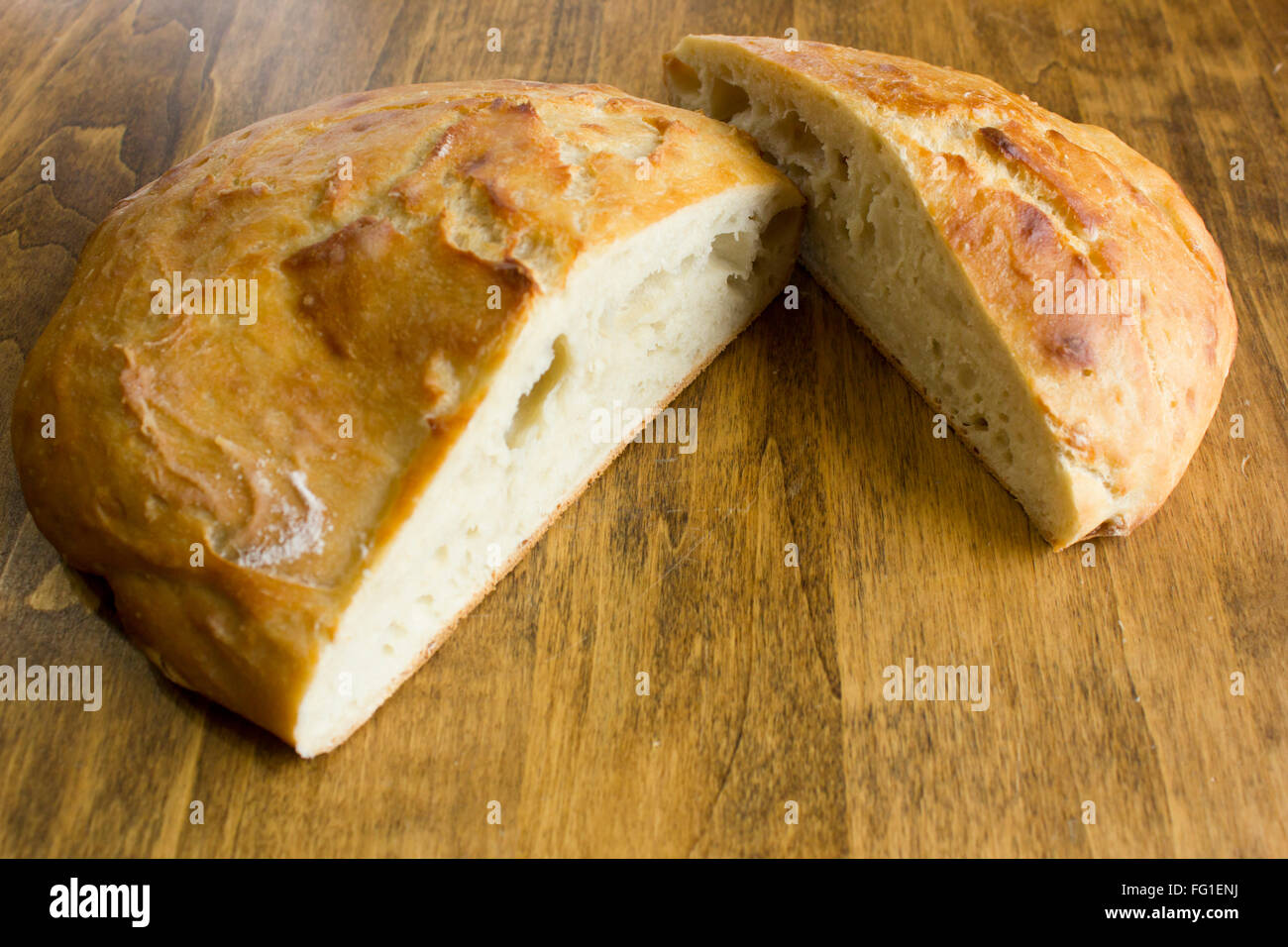 Une ronde, brun doré miche de pain artisanal fait maison. Banque D'Images