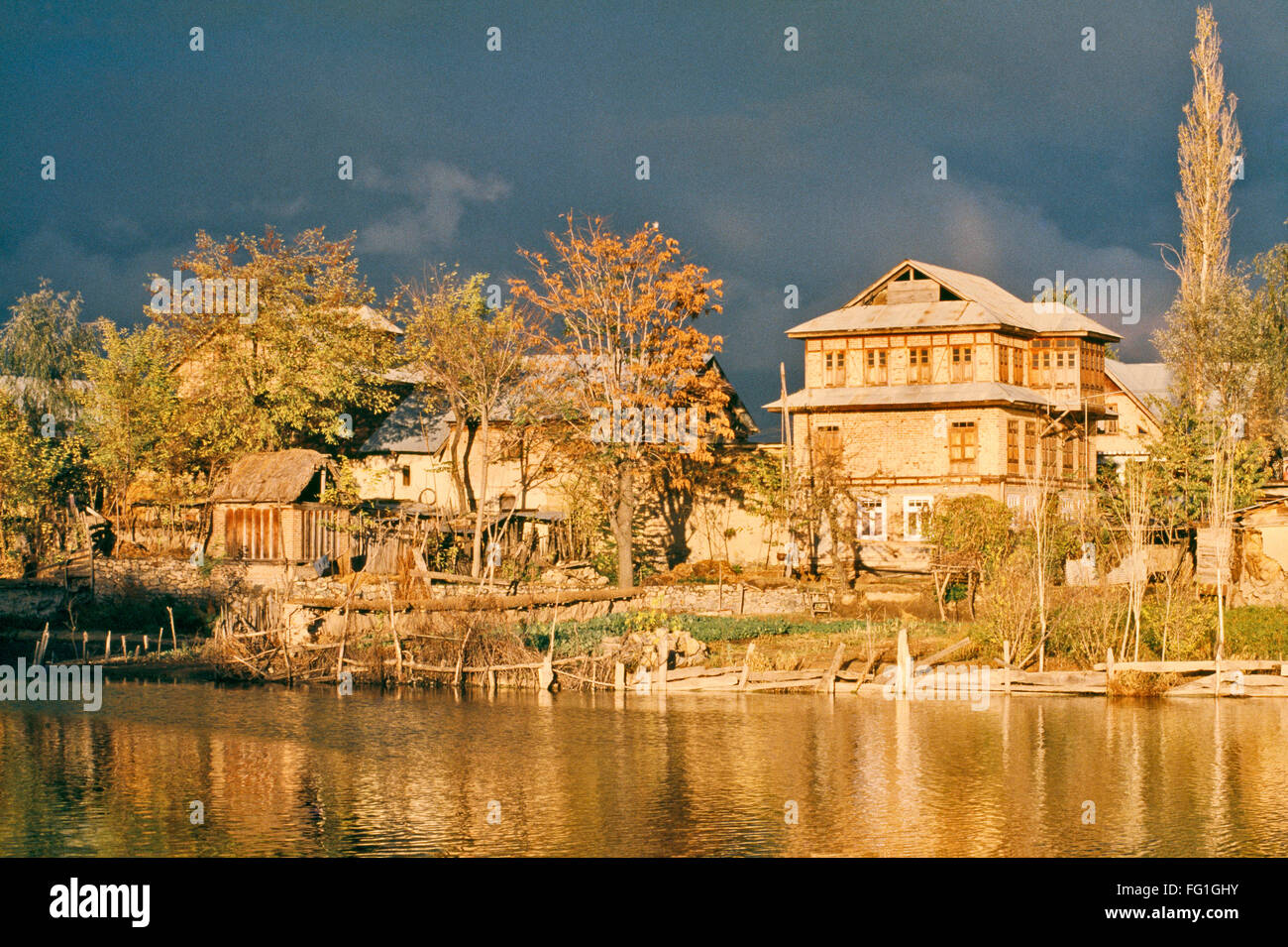 Maison en bois typiques le long de la rivière Jhelum magique en lumière dorée , Srinagar , Jammu-et-Cachemire , Inde Banque D'Images