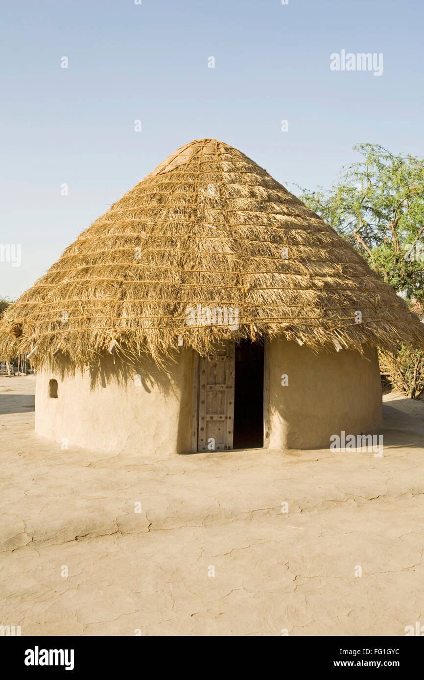 Chambre circulaire traditionnelle Bhunga avec murs en terre et toit de chaume , conique , Gujarat Kutch , Inde Banque D'Images
