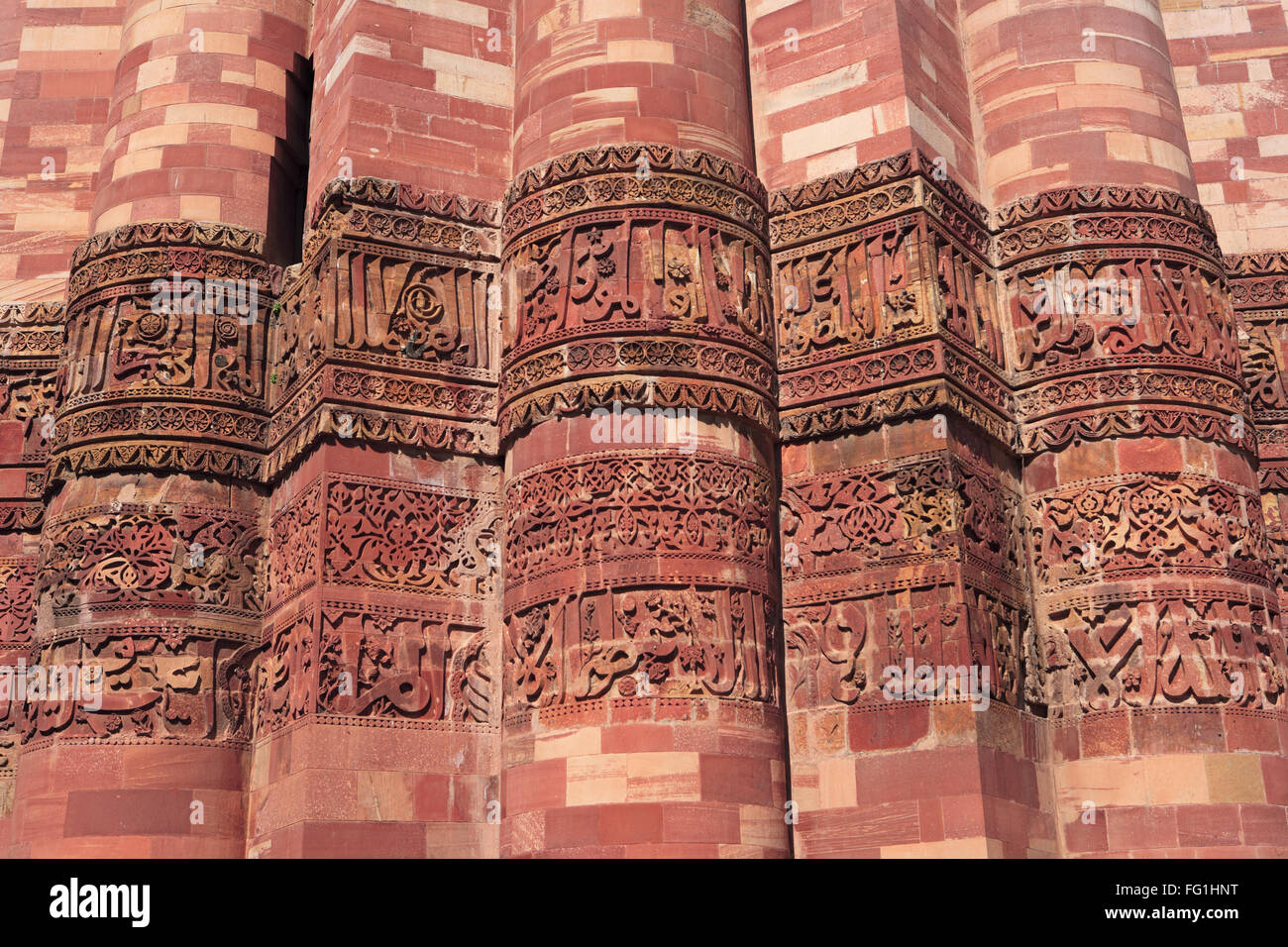 Base de Qutab Minar est composé d'autres éléments triangulaires et circulaires en grès rouge tower , Delhi , Inde Banque D'Images