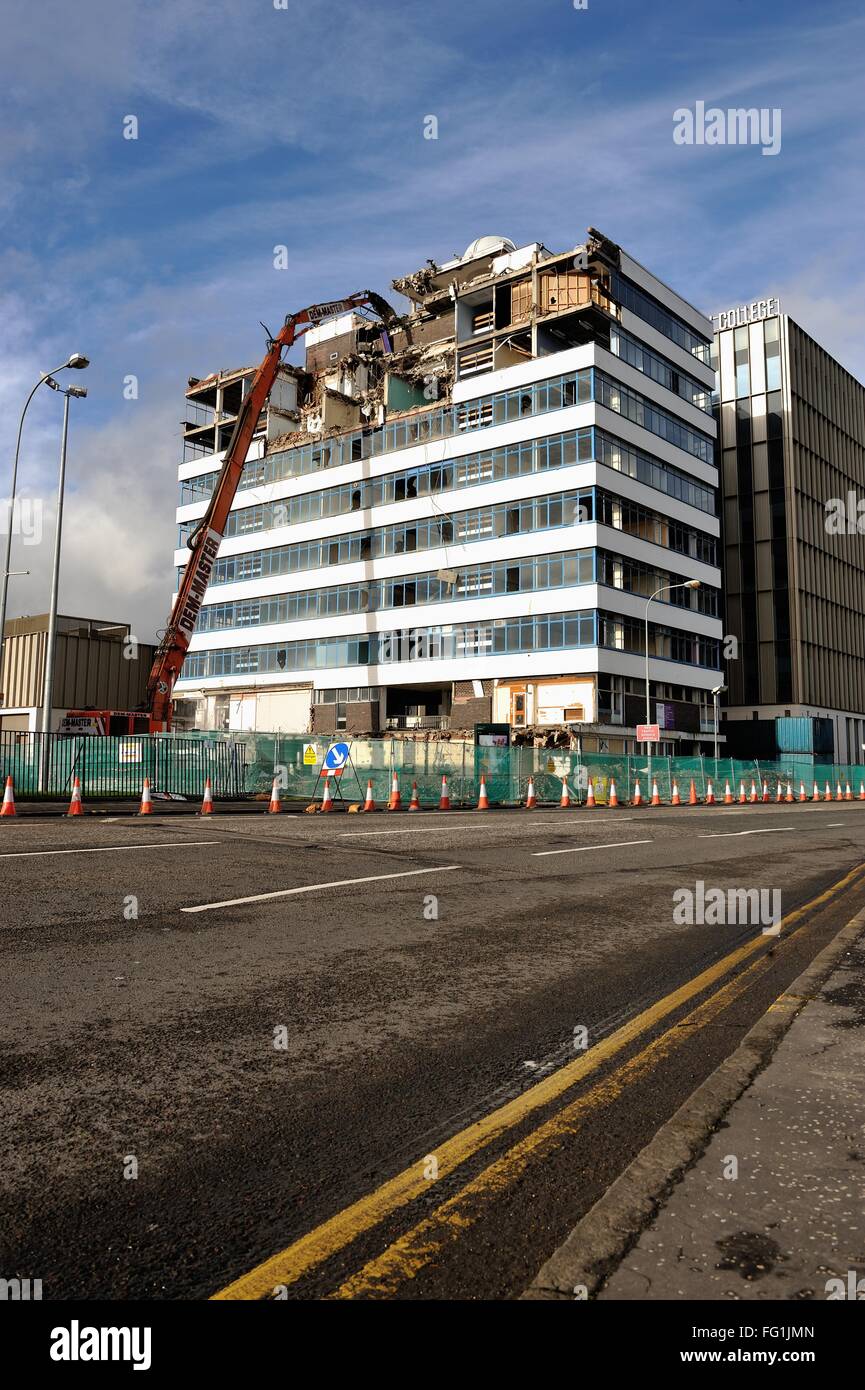 Glasgow, Royaume-Uni. Feb 17, 2016. La vieille ville de Glasgow College Building dans Gorbals, Glasgow, est démoli après l'ouverture du nouveau site de Riverside. Crédit : Tony Clerkson/Alamy Live News Banque D'Images