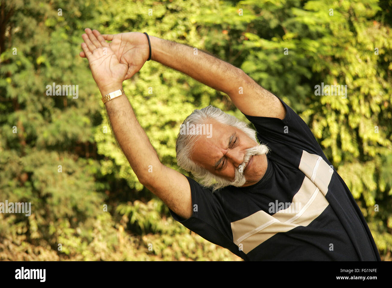 Vieux monsieur en bleu foncé T shirt plus de 60 ans faire de l'exercice dans le parc pour ne pas mettre en place M.# 671 Banque D'Images