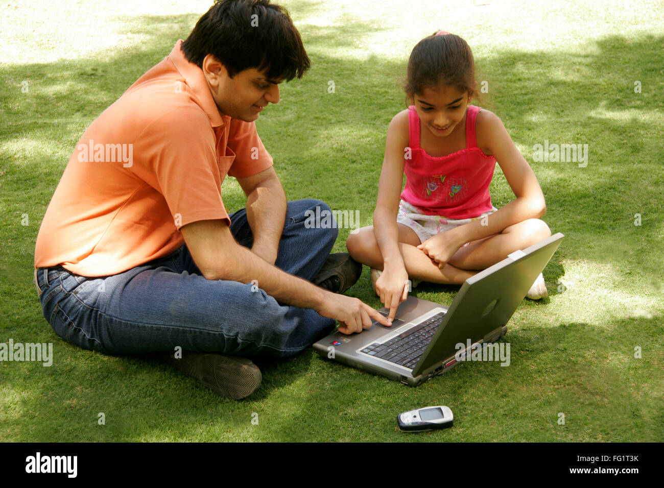Les Indiens de l'Asie du Sud à l'éducation de son frère aîné plus jeune sœur sur le fonctionnement de l'ordinateur portable MR# 686C,191 Banque D'Images