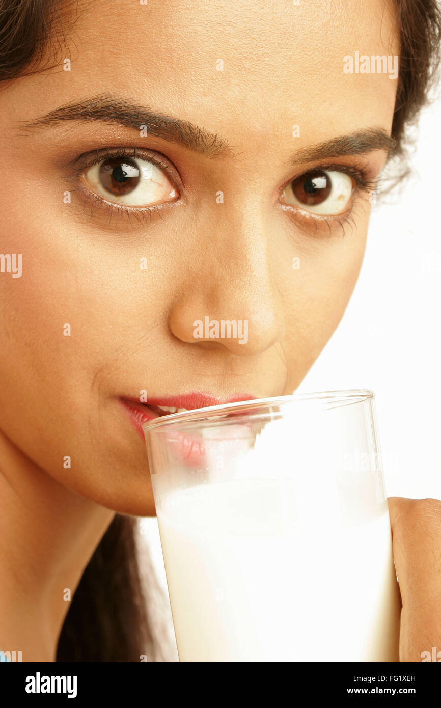 Les Indiens de l'Asie du Sud adolescente boire du lait en verre comme régime alimentaire nutritif pour une bonne santé M.# 671 Banque D'Images
