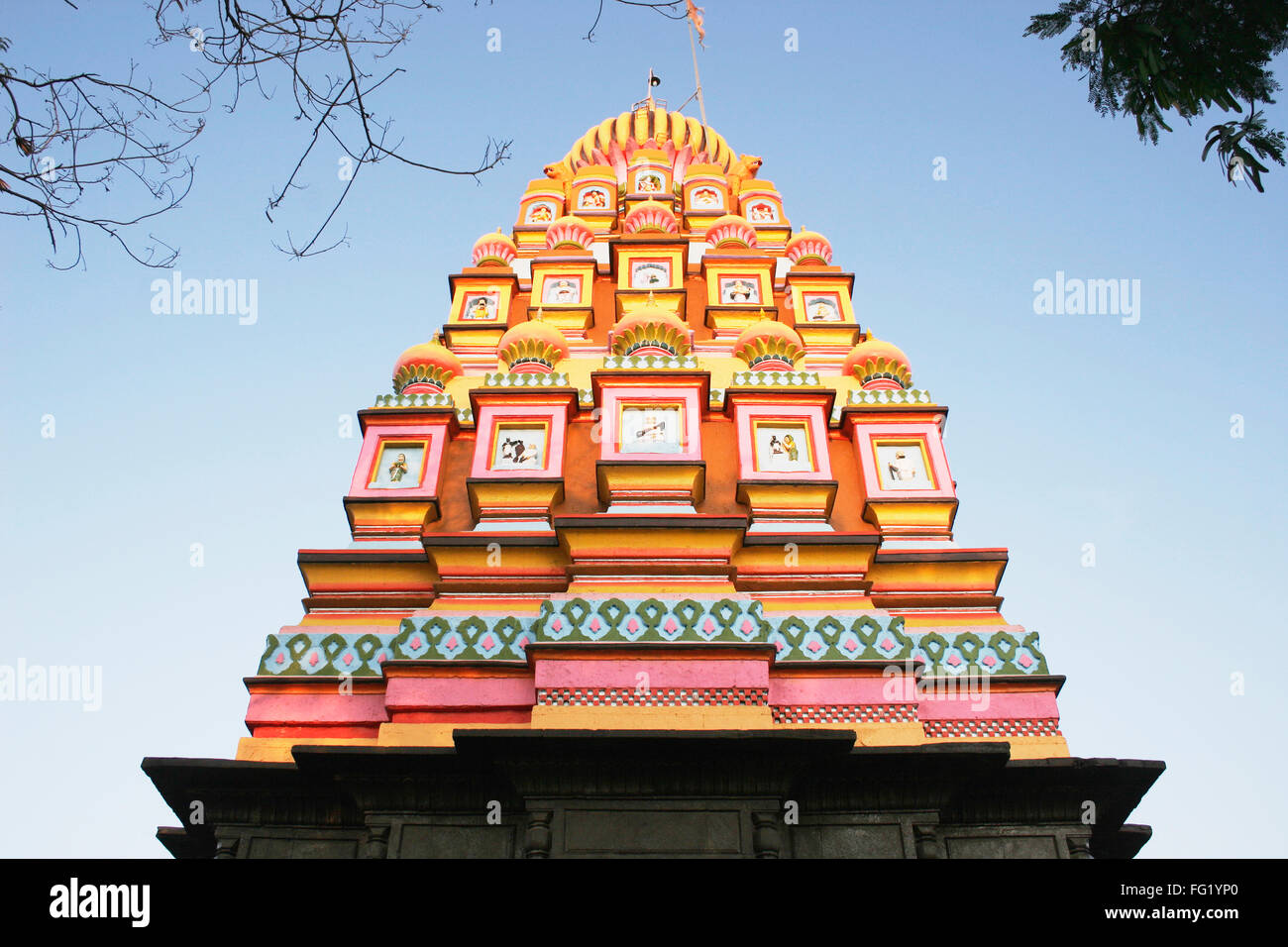 Dôme couleur sculptée de temple dédié au dieu Shiva , Wagholi , Pune , MAHARASHTRA , INDE Banque D'Images