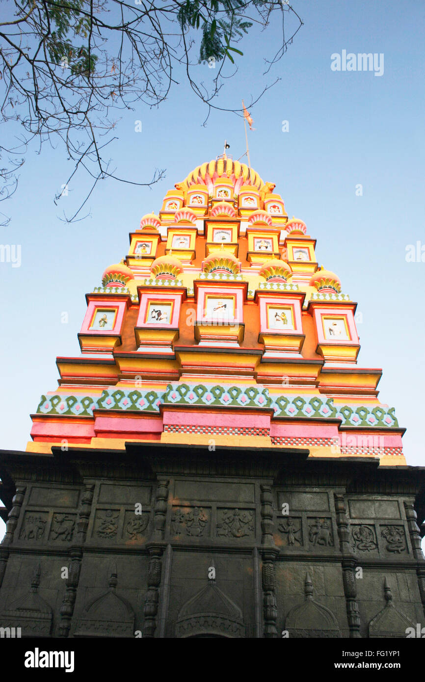 Dôme couleur sculptée de temple dédié au dieu Shiva , Wagholi , Pune , MAHARASHTRA , INDE Banque D'Images