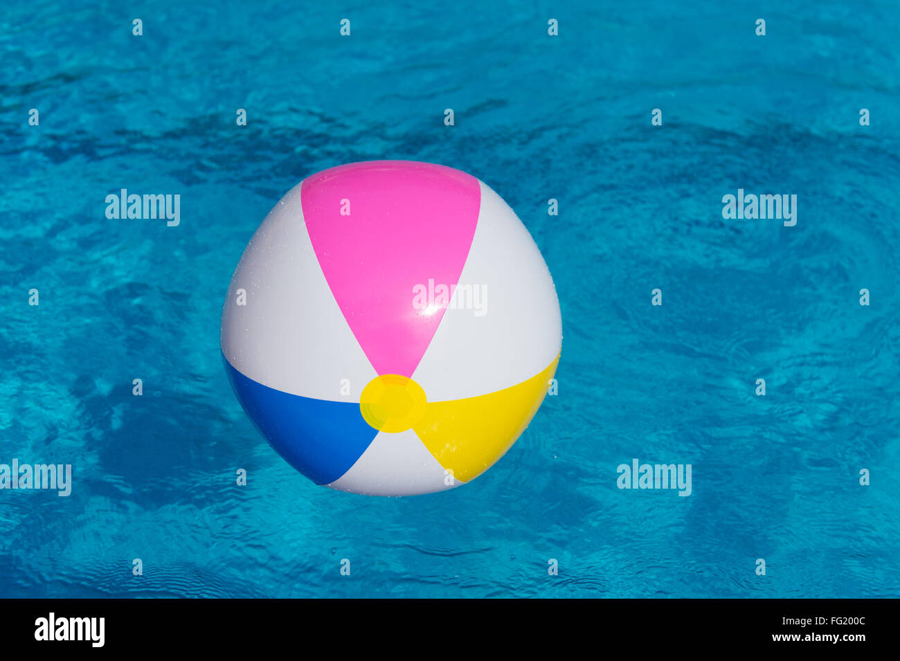 Ballon gonflable coloré dans la piscine Photo Stock - Alamy