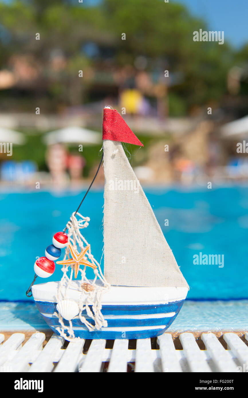 En tant que bateau miniature toy à la piscine Banque D'Images