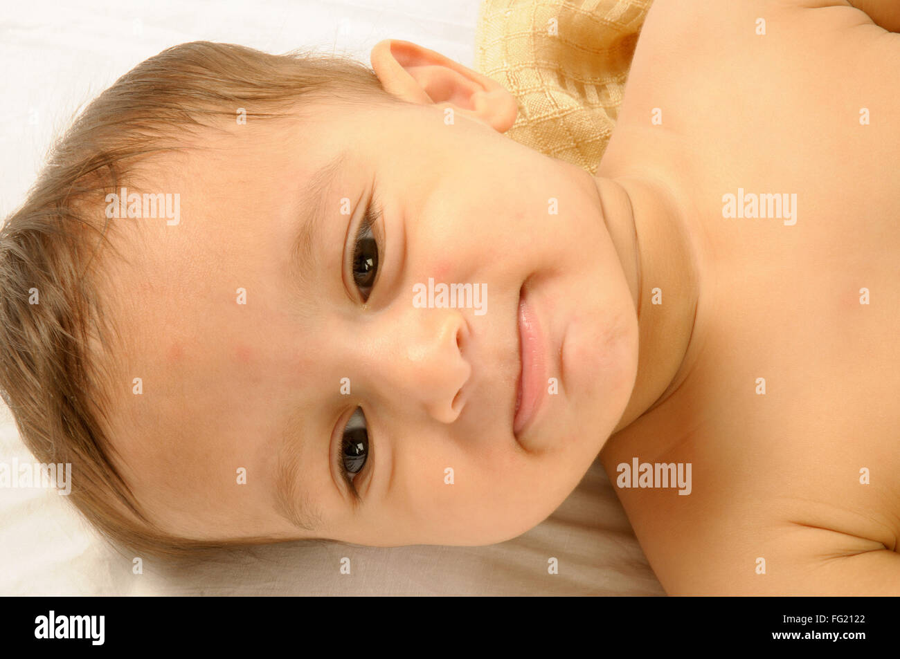 Un an bébé garçon couché et souriant joyeusement MR# 592 29 Mars 2008 Banque D'Images