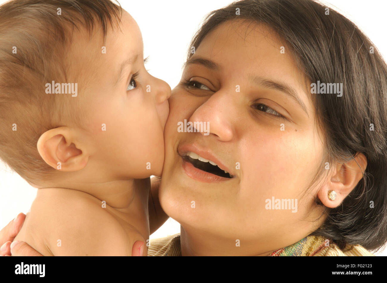 Mère avec un an bébé garçon essaie de mordre la joue M.# 592 29 Mars 2008 Banque D'Images