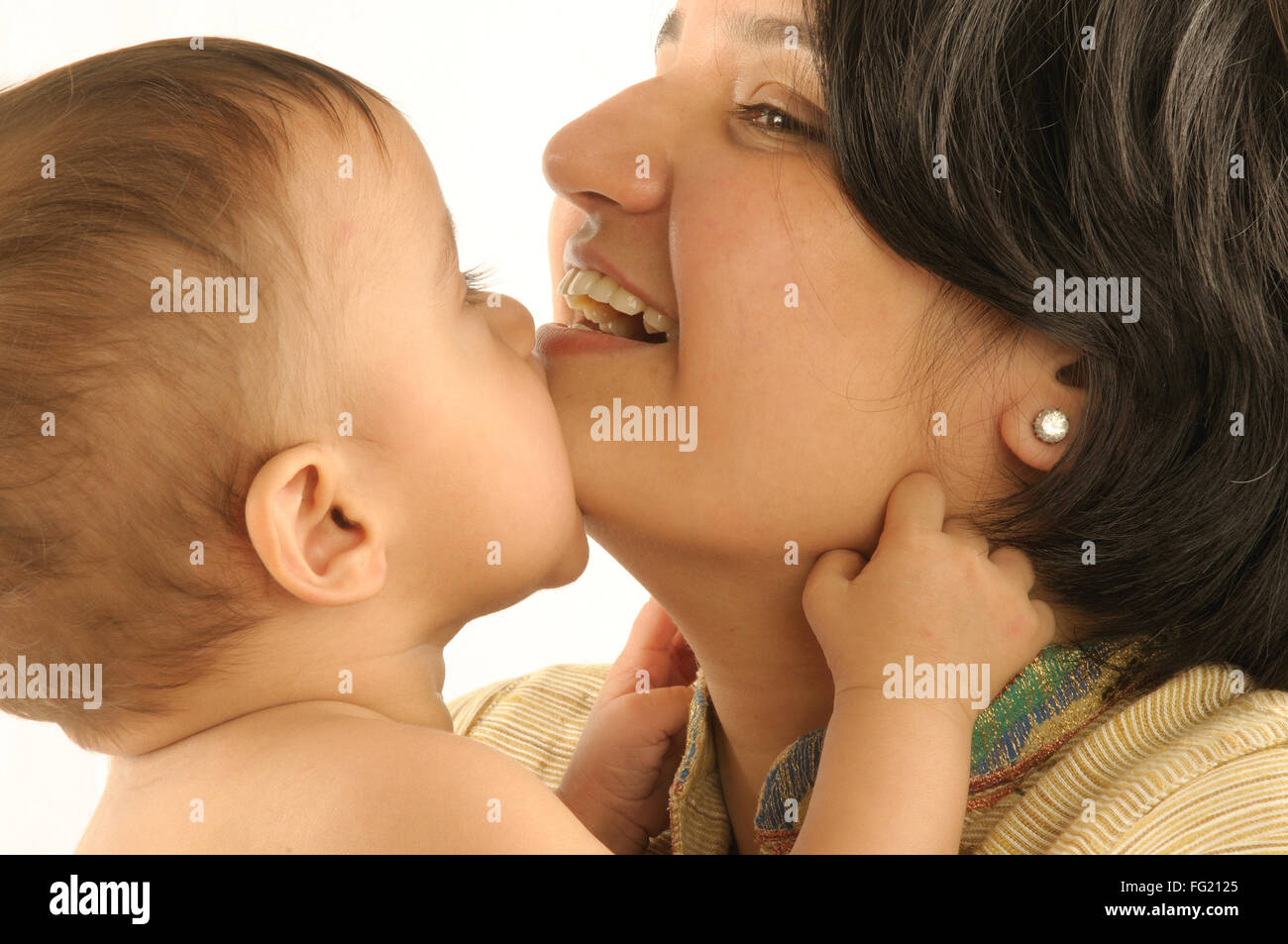 Mère avec un an baby boy essayer de mordre son menton M.# 592 29 Mars 2008 Banque D'Images