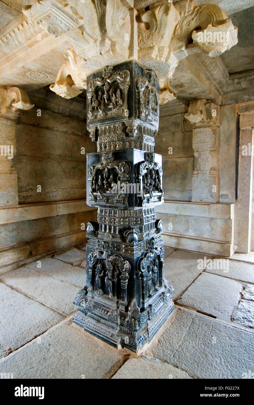 Pilier décoratif sculpté dans le temple de Hazara Rama Hampi , Karnataka , Inde Banque D'Images