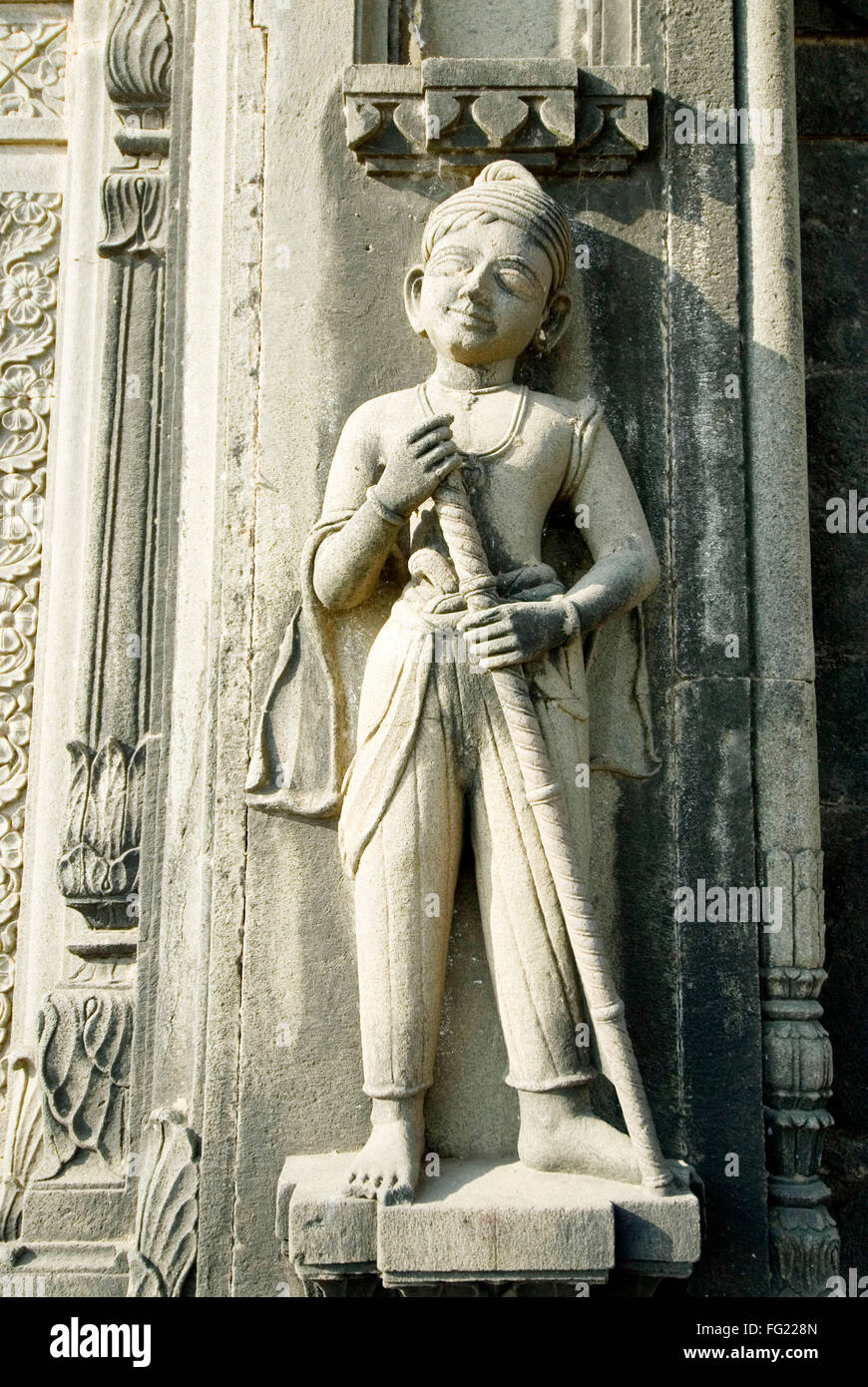 Watchman garde gravé dans la pierre sur la porte du temple , Maheshwar Maheshwar , Madhya Pradesh, Inde Banque D'Images