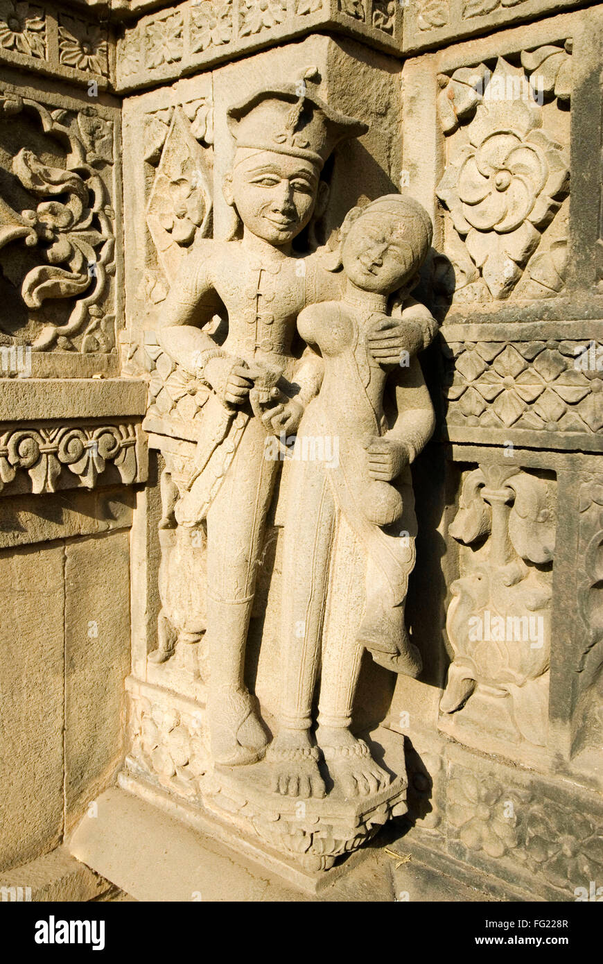Scène d'amour'soldat et femme indienne sculptées dans la pierre sur le mur de chhatri à Maheshwar , Madhya Pradesh, Inde Banque D'Images