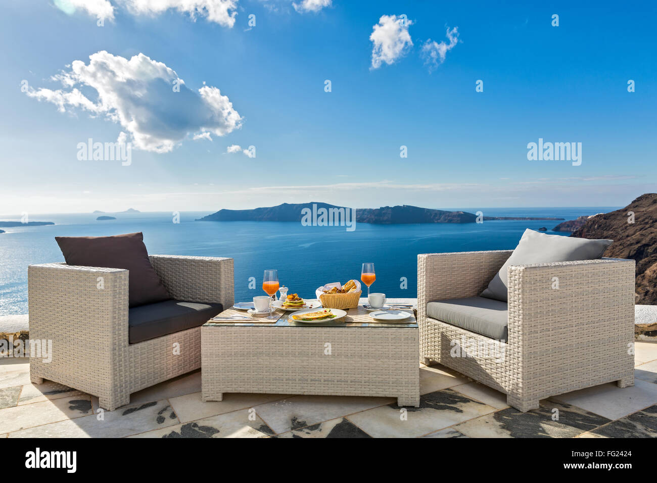 Jus frais et petit-déjeuner sur la rive de la mer bleue, la Grèce, Santorin. Banque D'Images