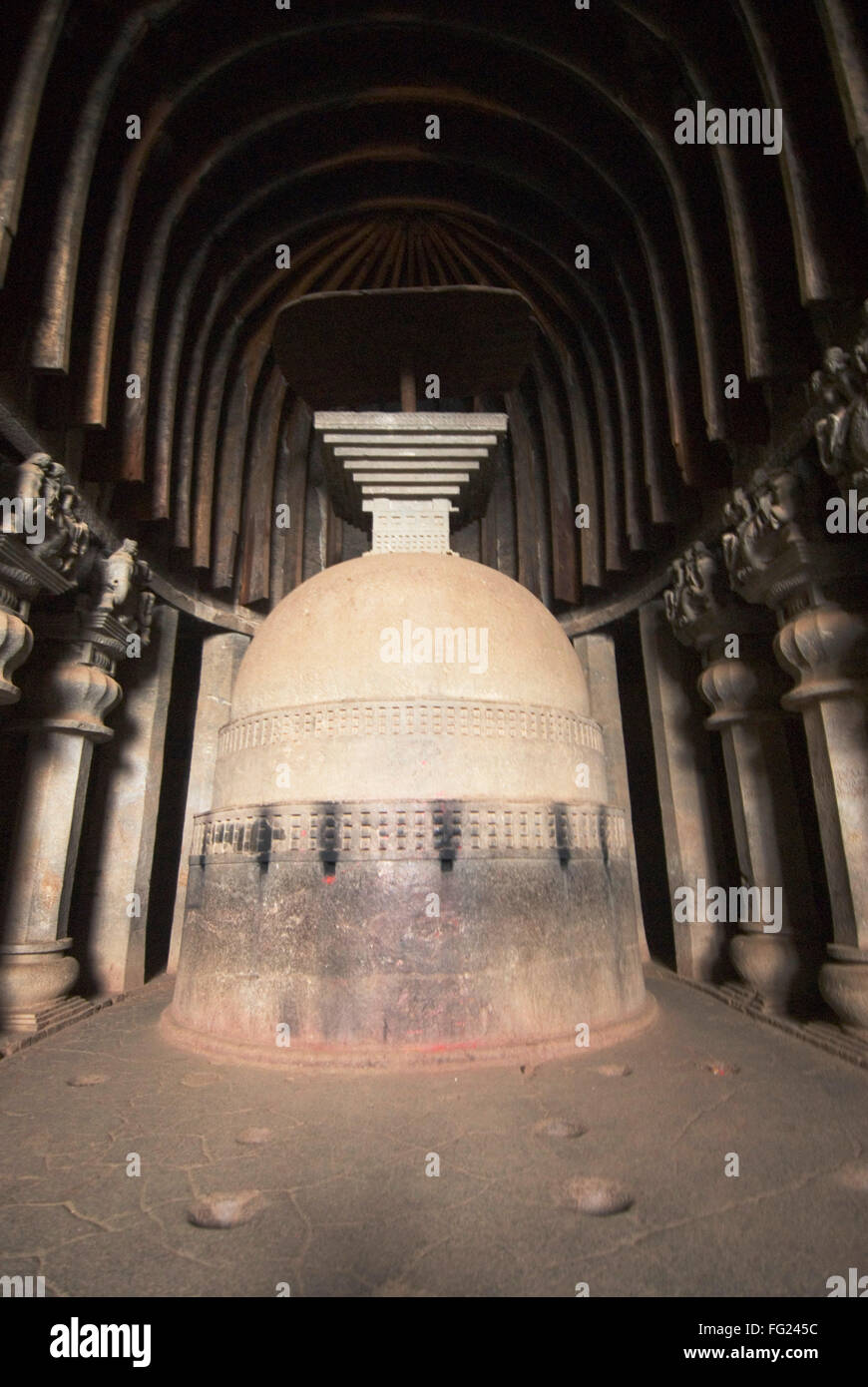 Stupa et striées de toit avec des poutres de teck de Karla rock cut grotte près de collines de Pune Maharashtra , , Inde Banque D'Images