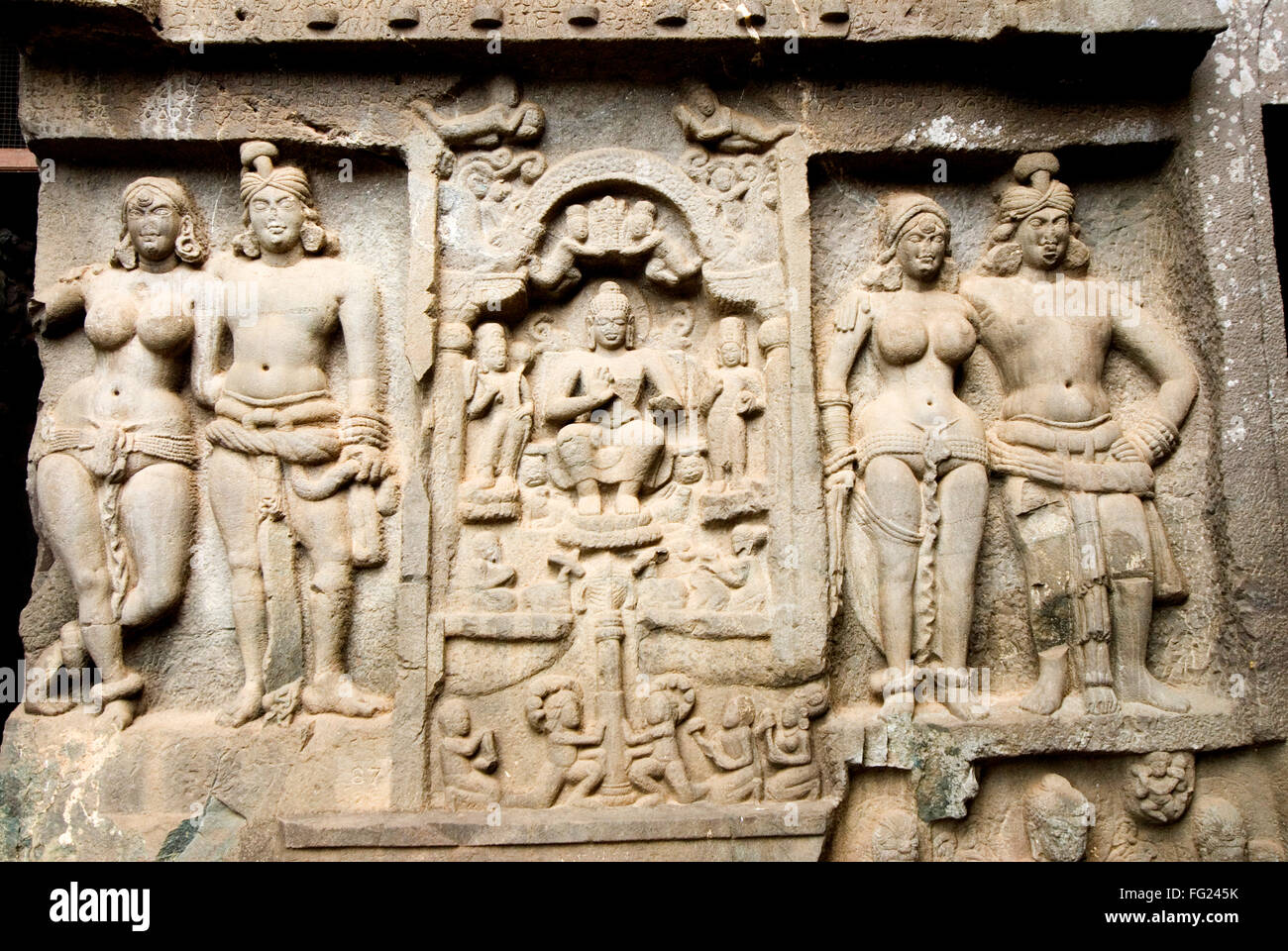 Bouddha au centre et deux couples sculpté dans la pierre sur le mur avant de Karla rock cut cave Chaitya hills à Lonavala - 209781 Maharashtra Inde stp Banque D'Images