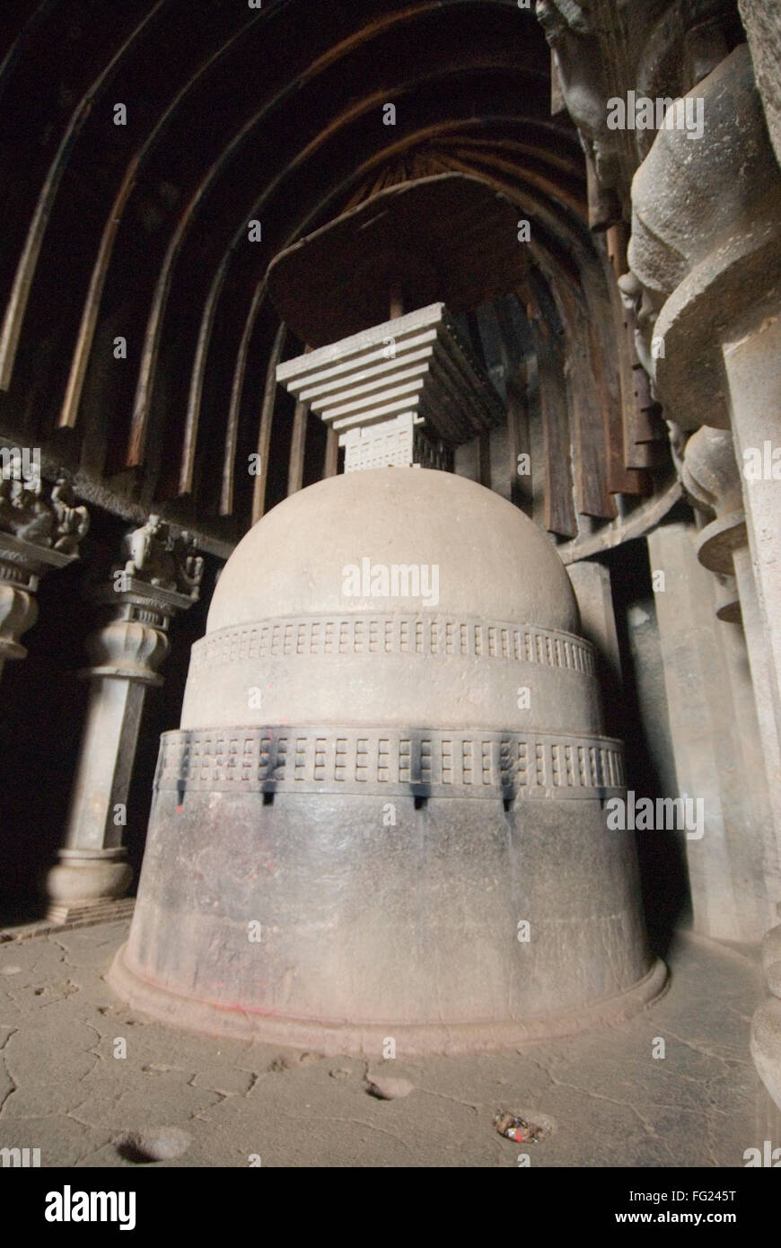 Stupa à Karla de roche plus grande grotte Hills près de Pune Maharashtra , , Inde Banque D'Images