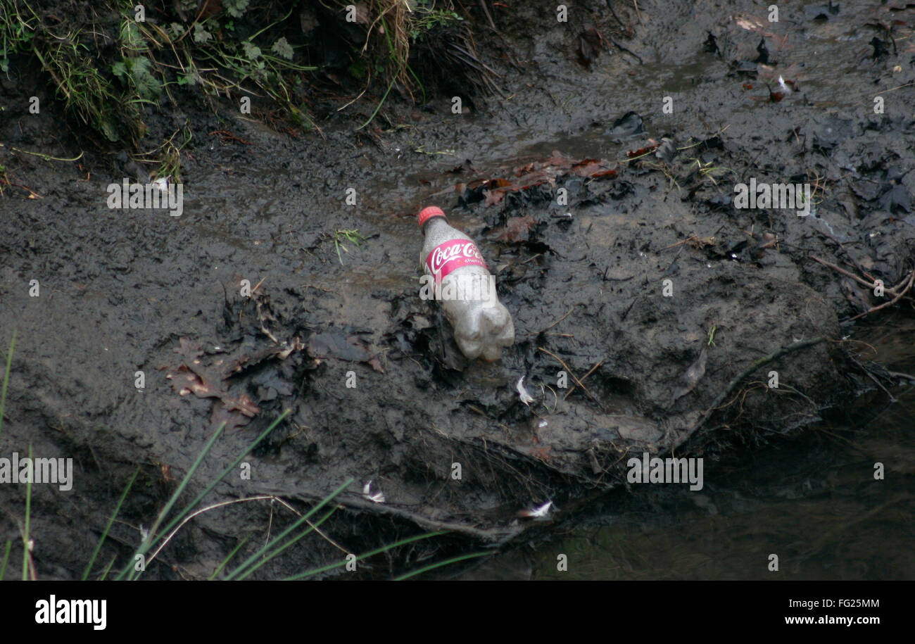 Une bouteille de Coca Cola se situe sur les bords d'un ruisseau dans le sud ouest de Londres le 12 février 2016. Photographie d'auteur-John Voos Banque D'Images