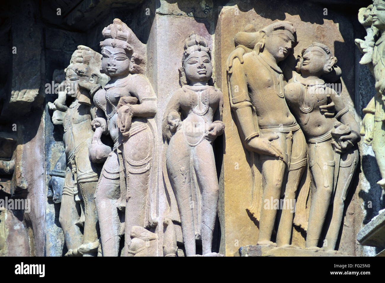 Sculptures sur le mur du temple jagadambi Khajuraho Madhya Pradesh, Inde Banque D'Images