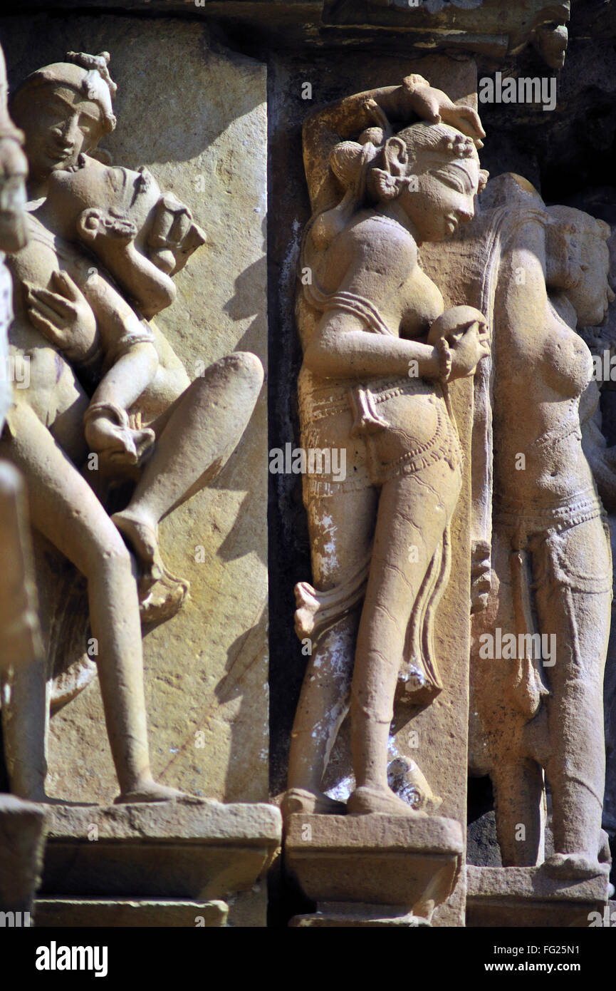 L'APSARA et nayika sur mur de temple jagadambi Khajuraho Madhya Pradesh, Inde Banque D'Images