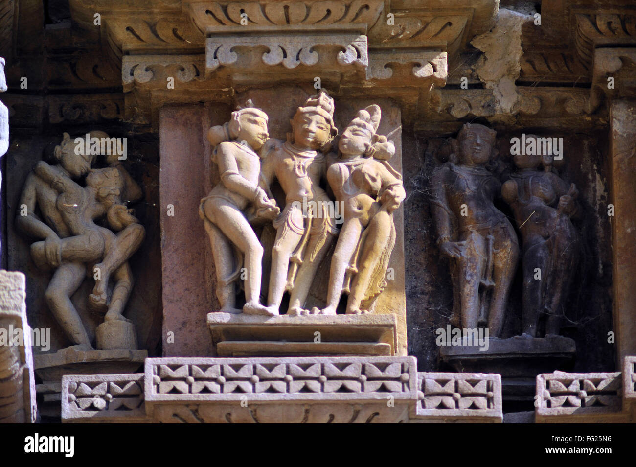 Sculptures sur le mur du temple jagadambi Khajuraho Madhya Pradesh, Inde Banque D'Images