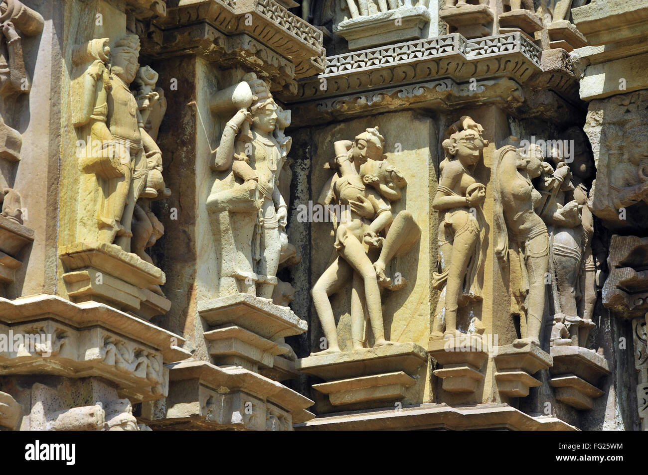 Sculptures érotiques sur mur de temple jagadambi Khajuraho Madhya Pradesh, Inde Banque D'Images